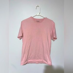 Men’s salmon colored t-shirt.